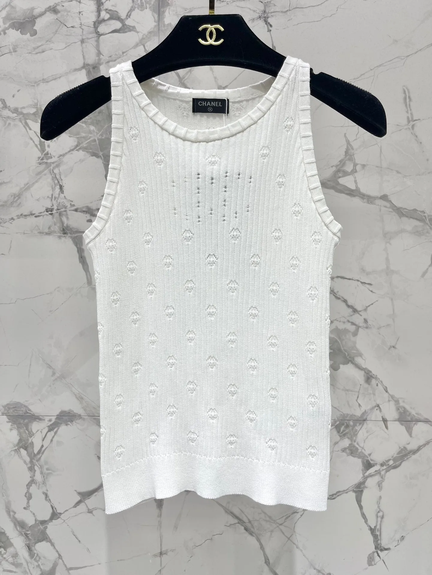 Hollow knitted vest with perforations