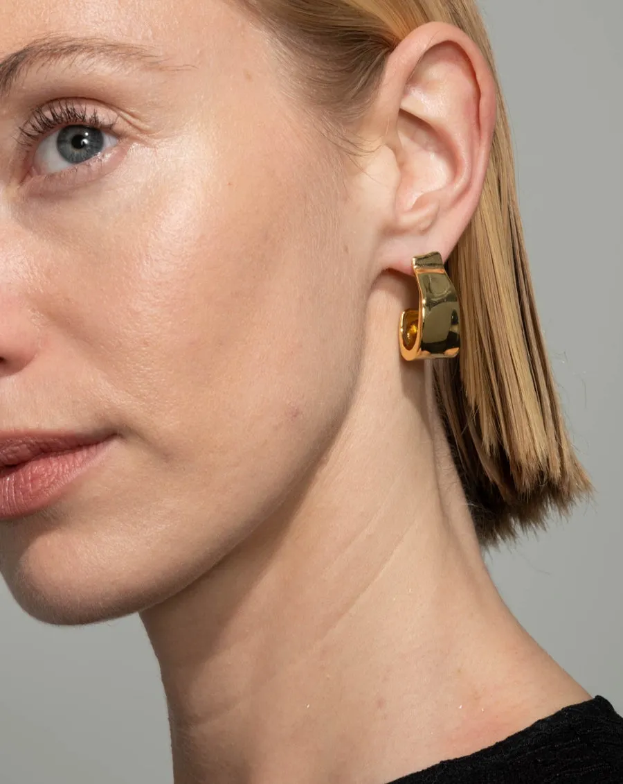 MOLTEN GOLD RIBBON HOOP EARRING