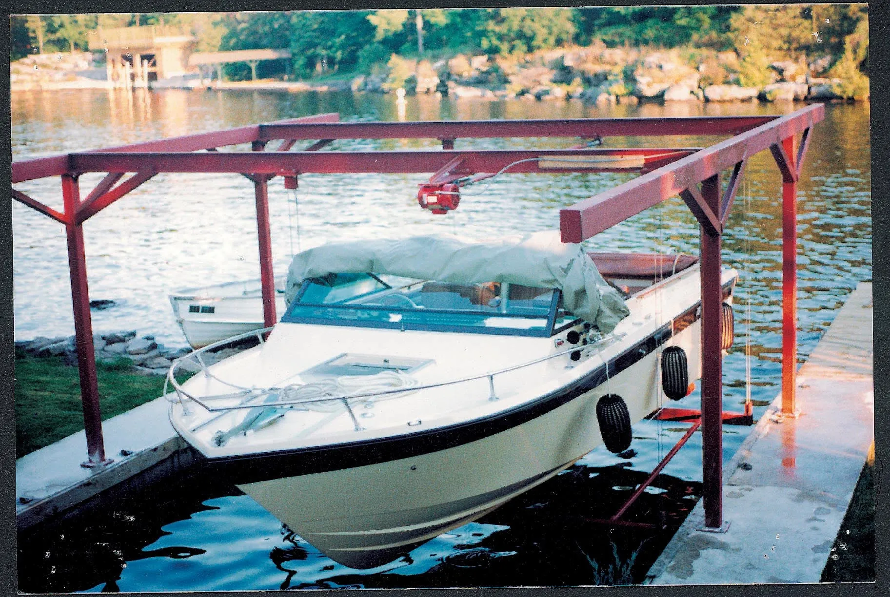 Wet Slip Boat Lifts GS100