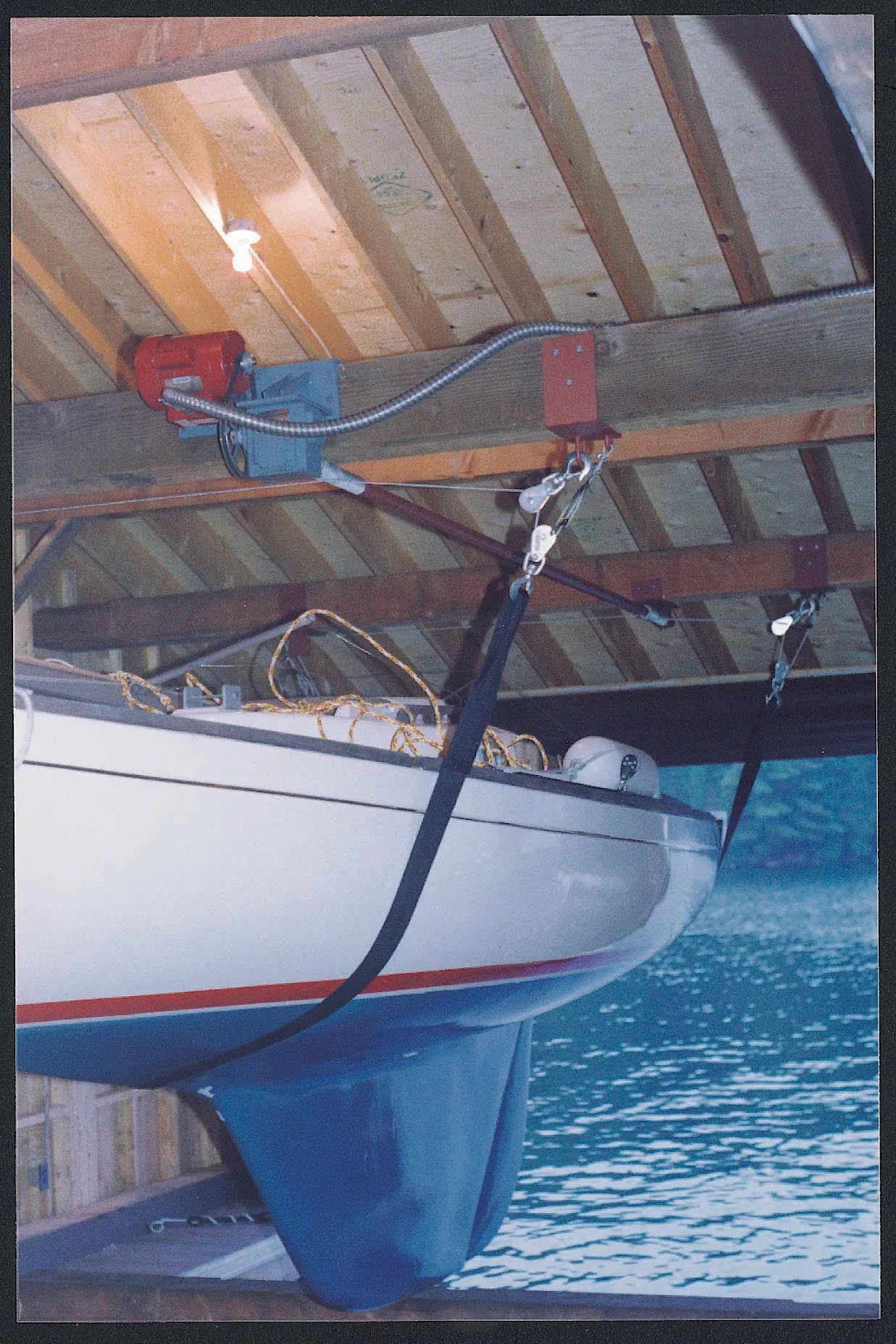Wet Slip Boat Lifts GS100