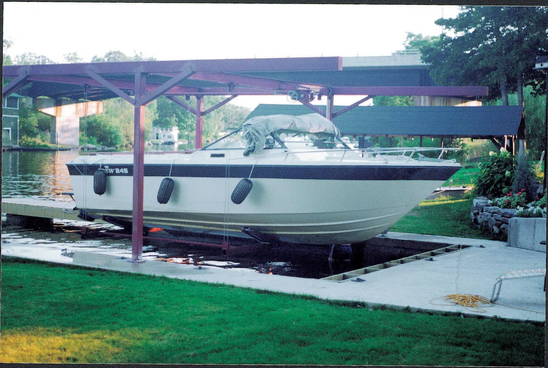 Wet Slip Boat Lifts GS100